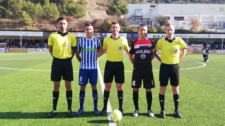 trio arbitral y capitanes del CD Izarra - UD Logroñés en Estella. @CDIzarra.