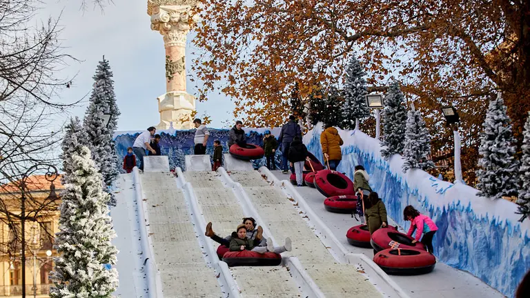 Tobogán gigante de nieve artificial en el Paseo Sarasate de Pamplona. IÑIGO ALZUGARAY