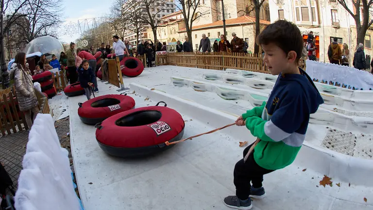 Tobogán gigante de nieve artificial en el Paseo Sarasate de Pamplona. IÑIGO ALZUGARAY