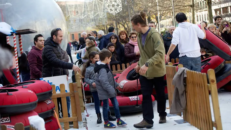 Tobogán gigante de nieve artificial en el Paseo Sarasate de Pamplona. IÑIGO ALZUGARAY