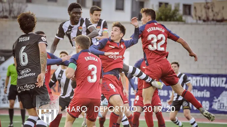 Partido entre el Haro y Osasuna Promesas en el campo de El Mazo. @HaroDeportivo.