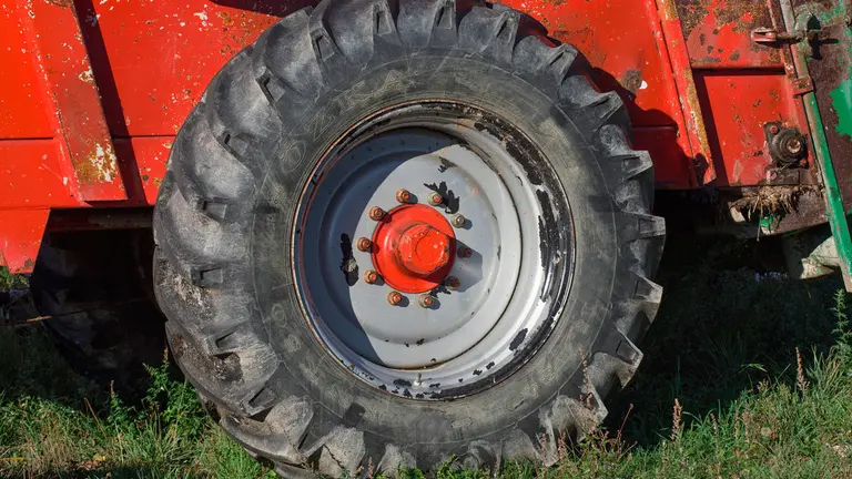 Una rueda de un remolque. ARCHIVO