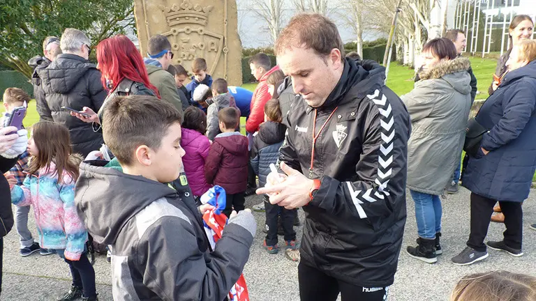 Jagoba Arrasate firma un autógrafo a un joven aficionado en Tajonar. Navarra.com
