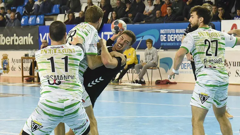 Partido de la liga Asobal entre el BM Sinfin y el Anaitasuna en Santander. @bmSinfin.