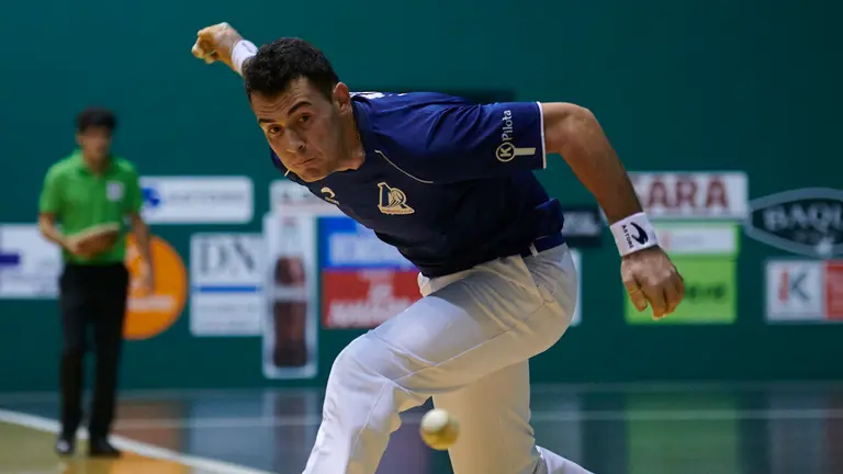 Ezkurdia y Martija se enfrentan a Jaka y Zabaleta en el frontón Labrit de Pamplona. PABLO LASAOSA