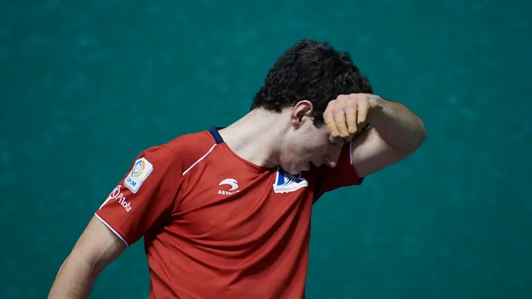 Ezkurdia y Martija se enfrentan a Jaka y Zabaleta en el frontón Labrit de Pamplona. PABLO LASAOSA