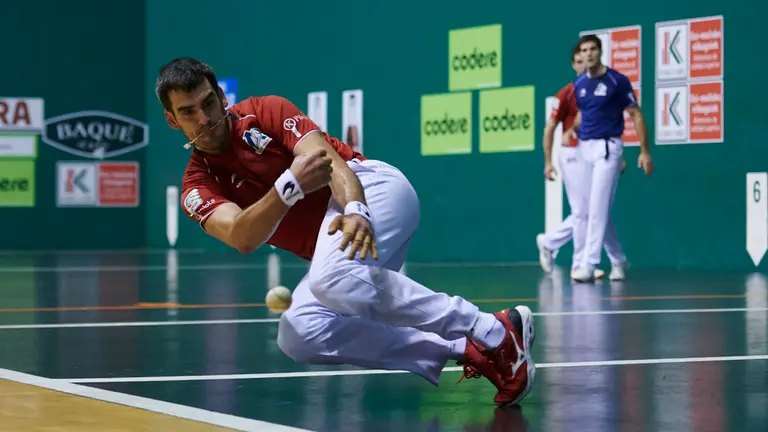 Ezkurdia y Martija se enfrentan a Jaka y Zabaleta en el frontón Labrit de Pamplona. PABLO LASAOSA