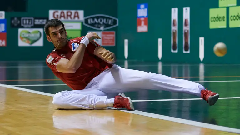 Ezkurdia y Martija se enfrentan a Jaka y Zabaleta en el frontón Labrit de Pamplona. PABLO LASAOSA