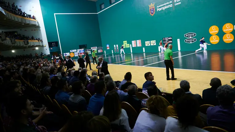 Ezkurdia y Martija se enfrentan a Jaka y Zabaleta en el frontón Labrit de Pamplona. PABLO LASAOSA