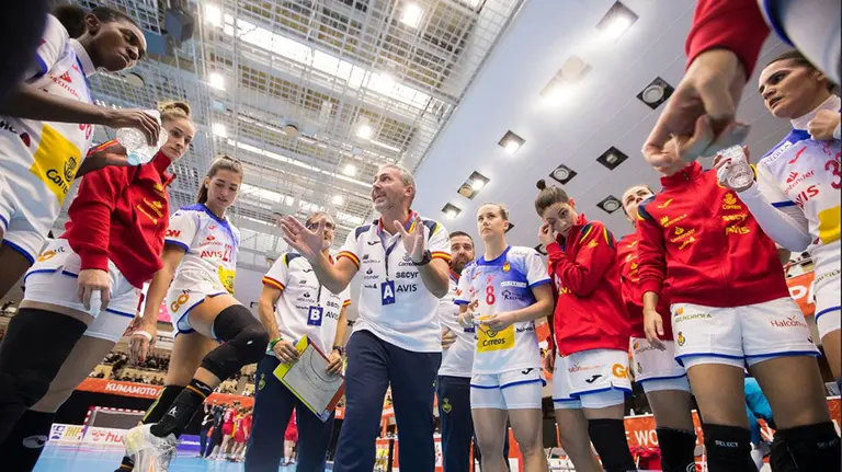 Carlos Viver anima a las jugadoras de la selección española de balonmano. RFEBM.