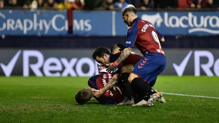 Lesión de Marc Cardona en el Osasuna-Sevilla en El Sadar PABLO LASAOSA (4)