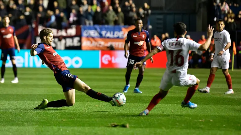 Osasuna se enfrenta al Sevilla en el Sadar de Pamplona. PABLO LASAOSA
