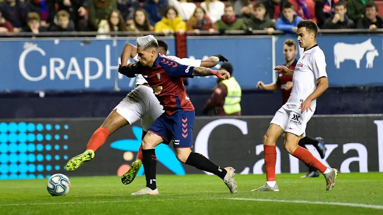 Osasuna se enfrenta al Sevilla en el Sadar de Pamplona. PABLO LASAOSA
