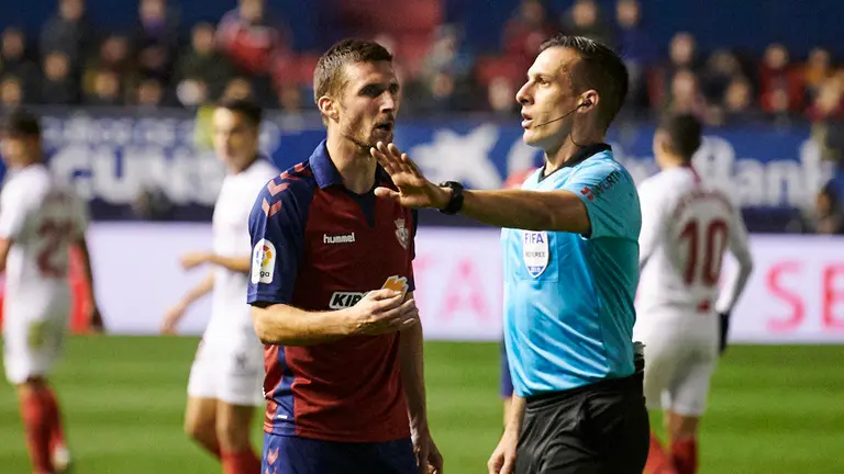Oier Sanjurjo hablando con Estrada Fernández  al ser expulsado en el partido Osasuna-Sevilla en el Sadar de Pamplona. PABLO LASAOSA.