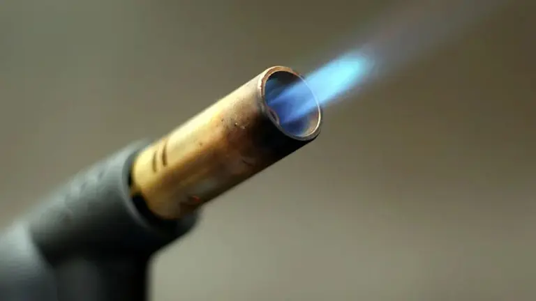 Una persona con un soplete ARCHIVO