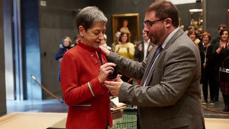 Toma de posesión de Ana Ansa en su cargo de parlamentaria foral de Geroa Bai en sustitución del senador Koldo Martínez. IÑIGO ALZUGARAY