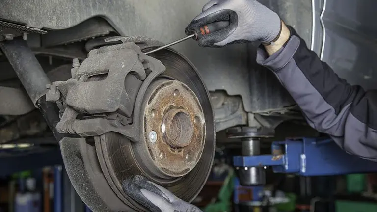 Un mecánico arreglando un coche ARCHIVO