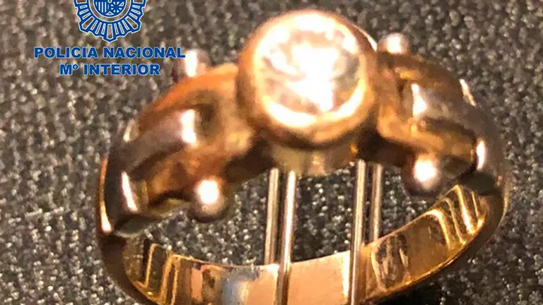Anillo recuperado en Navarra con un valor de 10 000 euros. POLICÍA MUNICIPAL