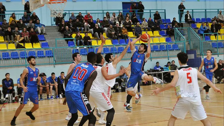 El base Álex Calvo en acción con el equipo Valle de Egüés. @FNBaloncesto