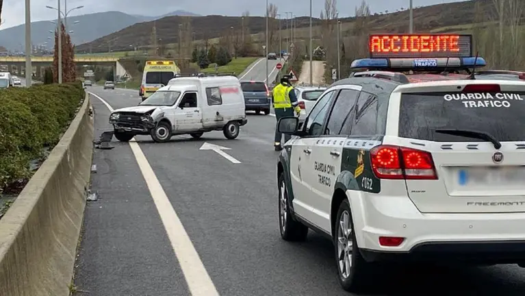 Accidente en la PA 30, a la altura de Mutilva, donde un conductor ha resultado herido leve GUARDIA CIVIL