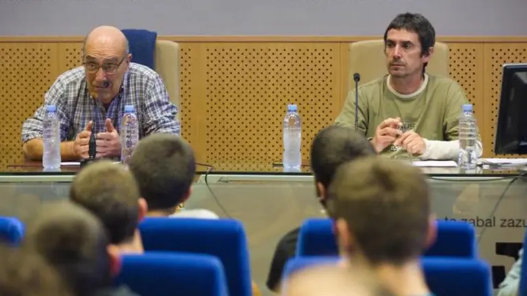El expreso de ETA José Ramón López de Abetxuko (i) y el abogado de la izquierda abertzale Txema Matanzas, en la charla que han ofrecido este martes en el aulario de la Universidad del País Vasco en Vitoria. David Aguilar (EFE)