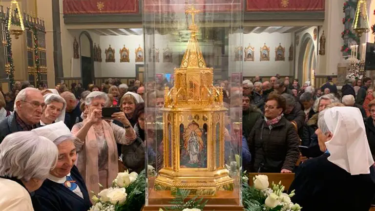 Las reliquias de Santa Bernardette llegan a la iglesia de San Lorenzo, en Pamplona. CEDIDA