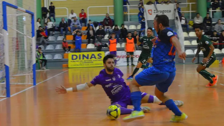 El meta navarro Asier sale a tapar el disparo del equipo local. @ColoColoZaragoz.