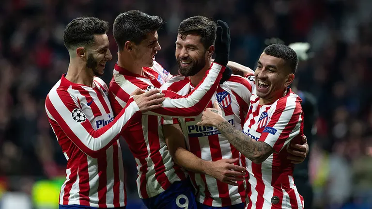 Los jugadores del Atlético de Madrid celebran el segundo gol del equipo rojiblanco durante el encuentro correspondiente a la última jornada de la fase de grupos que disputan esta noche frente al Lokomotiv en el estadio Wanda Metropolitano, en Madrid. EFE/ Rodrigo Jiménez.