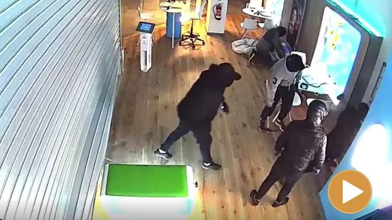 Una banda robando en una tienda de telefonía móvil POLICÍA NACIONAL player