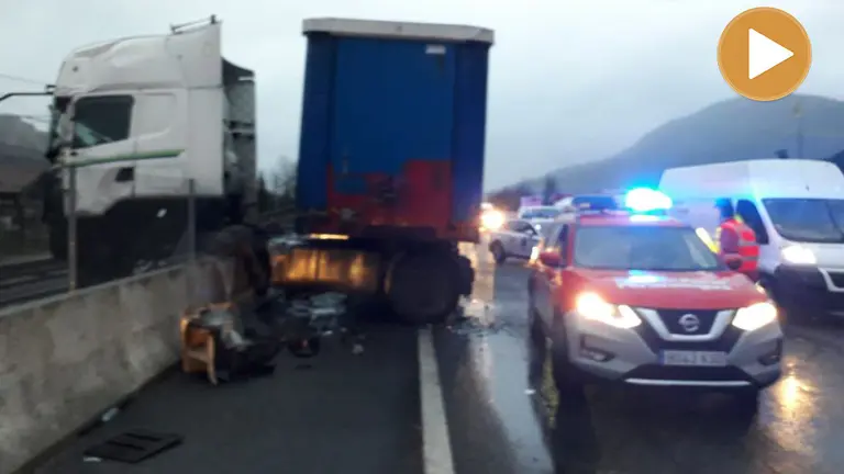 Colisión de un camión en Ciordia POLICÍA FORAL player