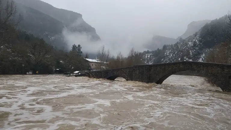 El río Esca a su paso por la localidad de Burgui. SANDRA GASCÓN EZPELETA