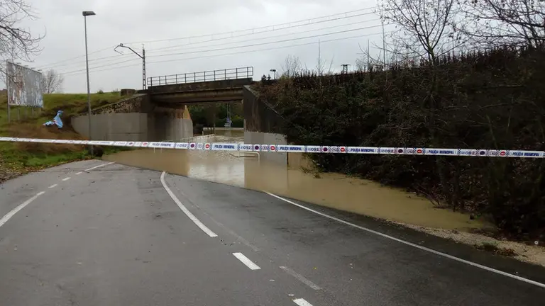 Riada en San Jorge tras las fuertes lluvias en Pamplona. POLICÍA MUNICIPAL