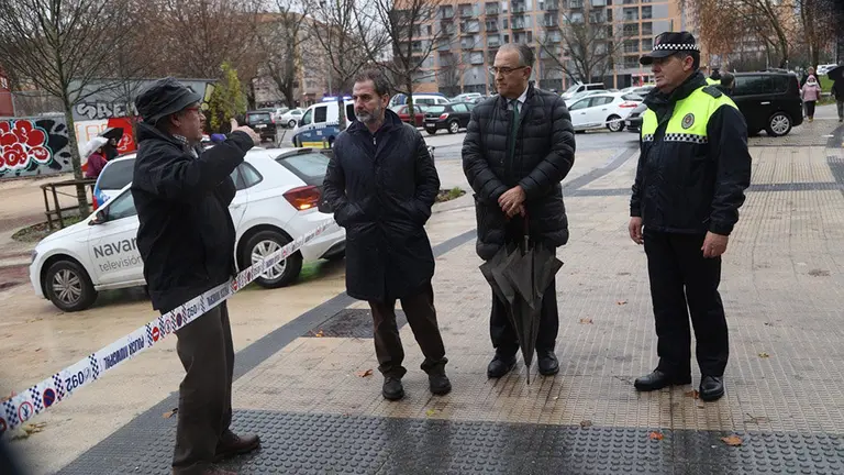 El alcalde de Pamplona, Enrique Maya, supervisa las inundaciones de Pamplona. IÑIGO ALZUGARAY