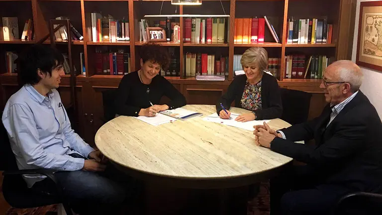 Firma convenio entre el IES Valle del Ebro y la Cámara de Comptos. CEDIDA