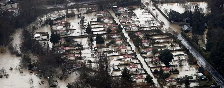Vista general de las huertas y viviendas de Huarte, totalmente inundadas tras desbordarse el rio Ulzama. EFE