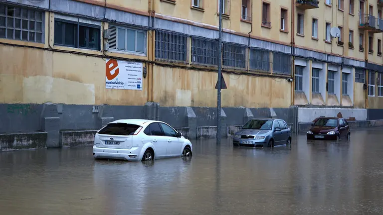 Desbordamiento del río Arga a su paso por Pamplona. IÑIGO ALZUGARAY