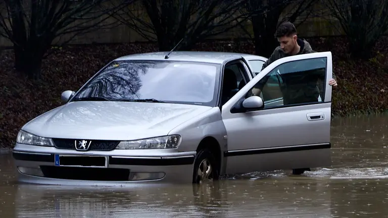 Desbordamiento del río Arga a su paso por Pamplona. IÑIGO ALZUGARAY