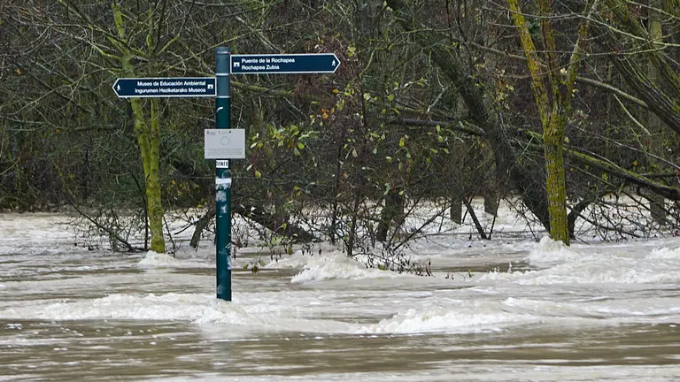 Desbordamiento del río Arga a su paso por Pamplona. IÑIGO ALZUGARAY