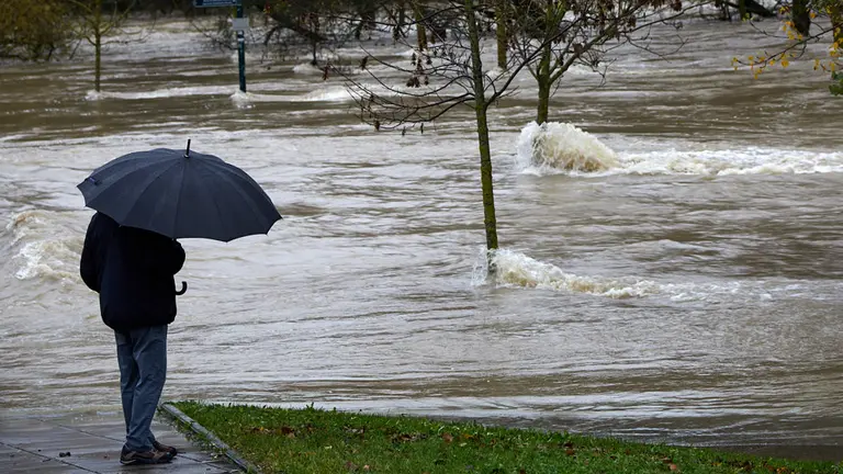 Desbordamiento del río Arga a su paso por Pamplona. IÑIGO ALZUGARAY