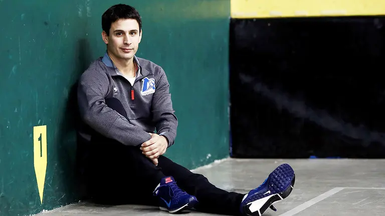 Julen Retegi, conocido en el mundo pelotazale como Retegi Bi y que se retira del ámbito profesional el 15 de diciembre, durante una entrevista con Efe en Pamplona insiste en una idea que viene repitiendo desde hace tiempo: descartar a los veteranos es un &#34;gran fallo&#34; de las empresas. EFE/ Jesús Diges.