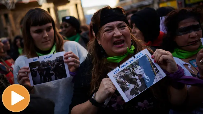 Performance de la canción “el violador eres tu” en la Plaza del Castillo de Pamplona. PABLO LASAOSA