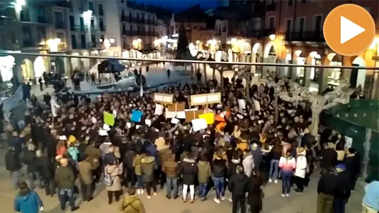 Concentración en Aranda de Duero a favor de los exjugadores condenados de la Arandina (player)