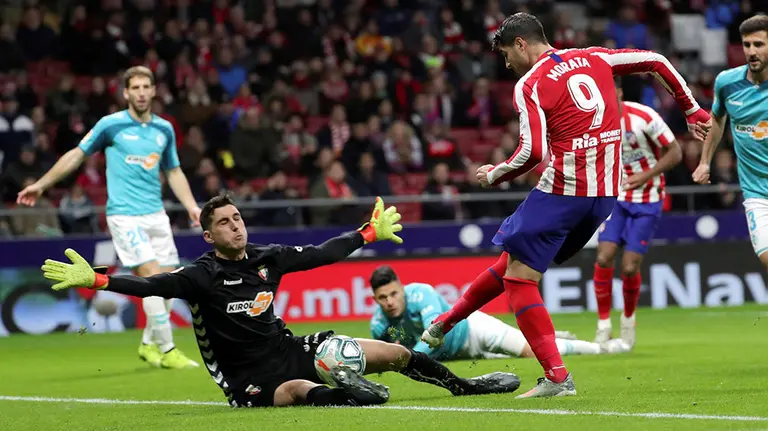 Sergio Herrera ante Morata en el partido entre Osasuna y el Atlético de Madrid en el estadio Wanda Metropolitano. EFE.