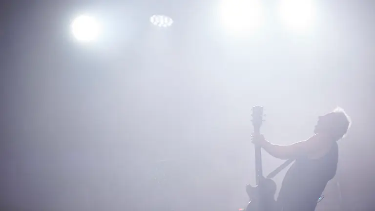 El gurpo navarro El Desván tocando en el escenario del Navarra Arena previo al concierto de los Marea. PABLO LASAOSA