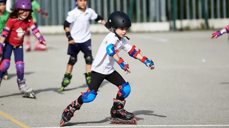 Escolares de uno de los programas de actividad física del Colegio Maristas practican patinaje de velocidad CEDIDA
