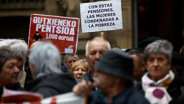 Organizaciones de pensionistas registran sus demandas en el Parlamento de Navarra por unas pensiones dignas para los Presupuestos de Navarra 2020. IÑIGO ALZUGARAY