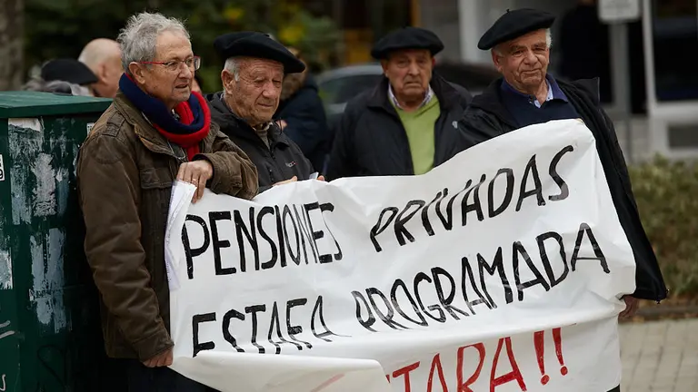 Organizaciones de pensionistas registran sus demandas en el Parlamento de Navarra por unas pensiones dignas para los Presupuestos de Navarra 2020. IÑIGO ALZUGARAY