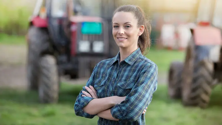 Una agricultora posa con varios tractores a sus espaldas GOBIERNO DE NAVARRA