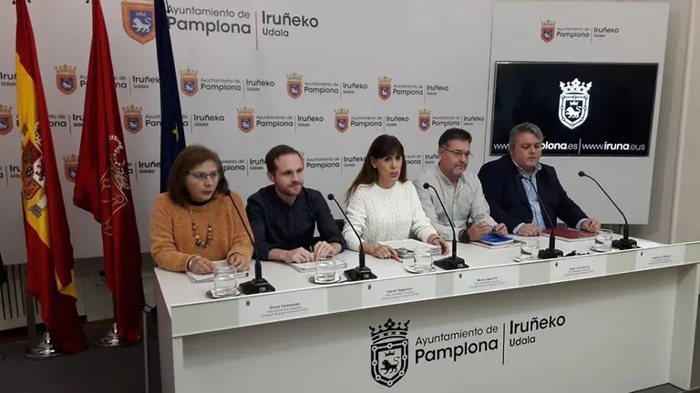 La portavoz del PSN en Pamplona, Maite Esporrín, con los concejales del grupo socialista, en rueda de prensa  EUROPA PRESS