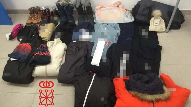 Ropa deportiva que el detendio estaba robando en Tudela POLICÍA FORAL